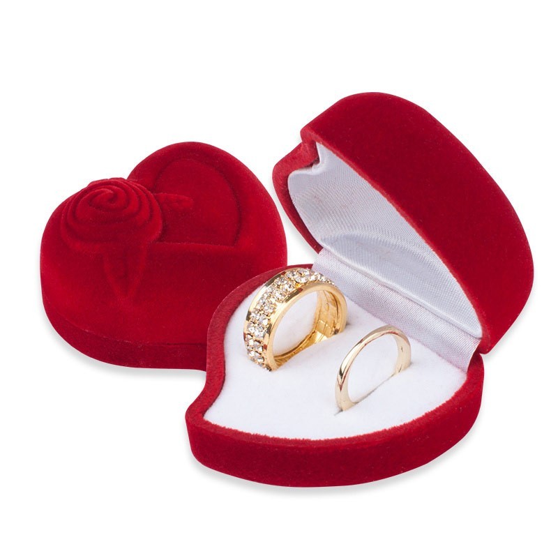 PUDEŁKO WELUROWE NA OBRĄCZKI CZERWONE SERCE