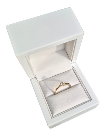 Ekskluzywne drewniane lakierowane białe pudełko na pierścionek